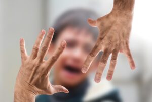 Bindungstraumatas hinterlassen emotionale tiefe Verletzungen